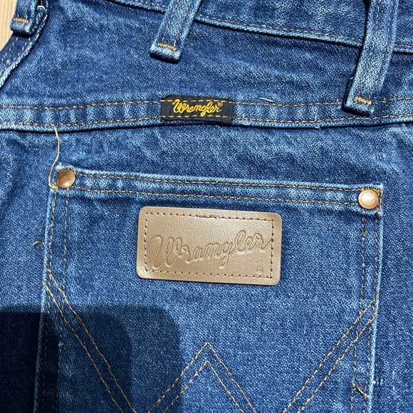 Wrangler Women's Classic Blue Straight Leg Jeans - Picture 2 of 5